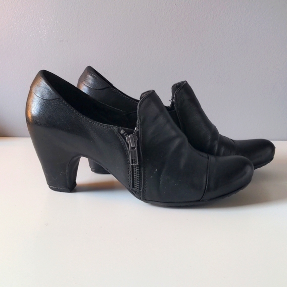 BareTraps Flaunt Black Leather Low Heel Ankle Boots Shoes - Picture 3 of 7